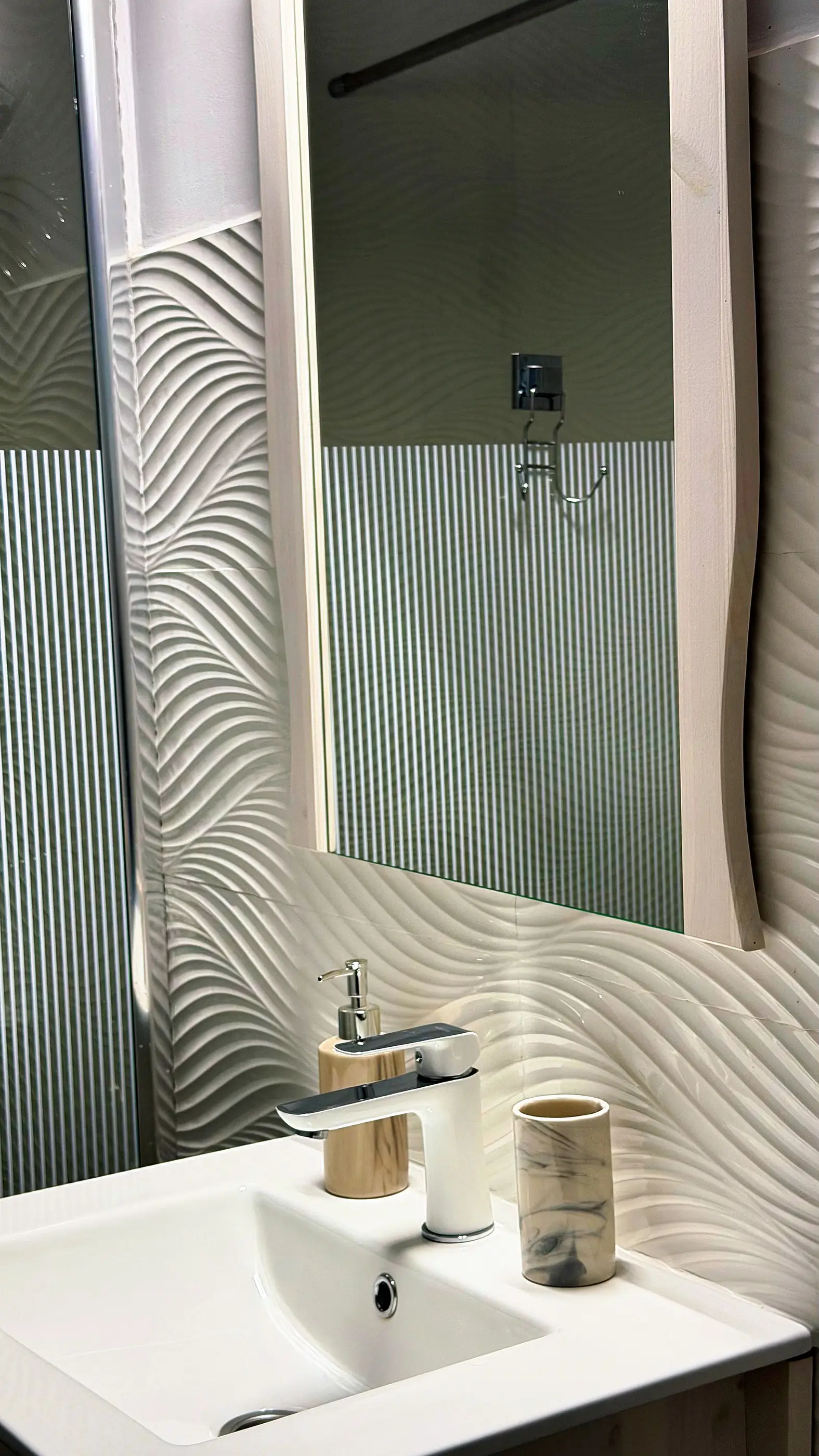Detail: tap and accessories at the washbasin