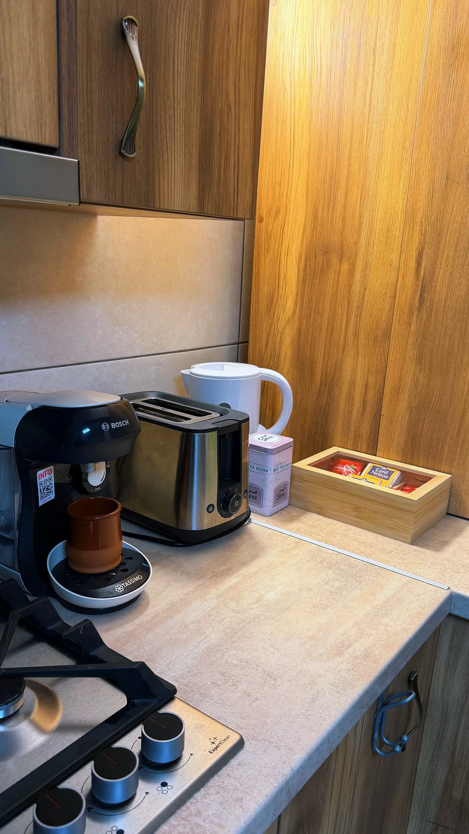 Espressor cu capsule, prăjitor de pâine, fierbător și ceai