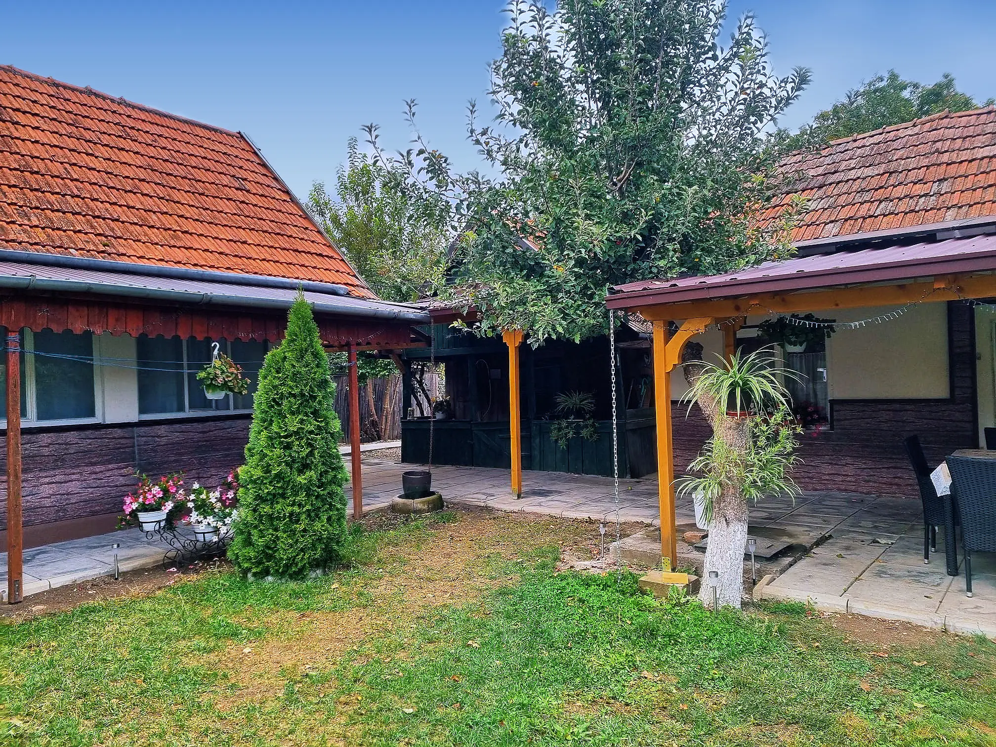 The inner courtyard with its lawn, the apple tree and the two wings of the house